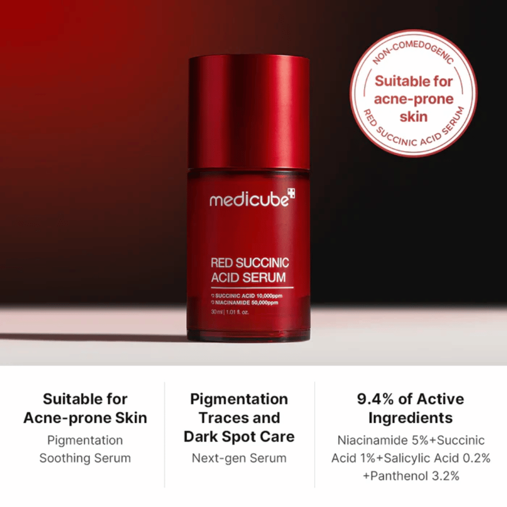 Medicube Red Succinic Acid Serum v červenej pumpovacej fľaši, vyvinuté pre aknóznu pleť. Obsahuje 5 % niacínamidu, 1 % kyseliny jantárovej, 0,2 % kyseliny salicylovej a 3,2 % panthenolu na redukciu pigmentových škvŕn a upokojenie pokožky.