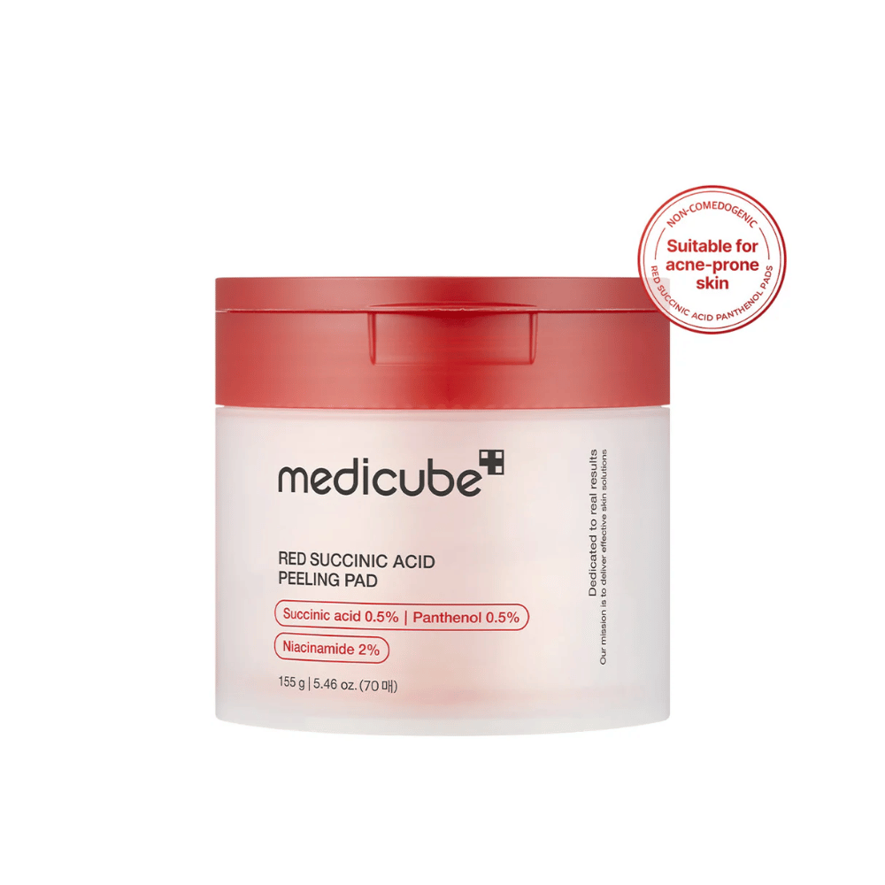 Medicube Red Succinic Acid Peeling Pad v bielej nádobe s červeným vrchnákom, navrhnutá pre pokožku náchylnú na akné. Obsahuje kyselinu jantárovú, pantenol a niacínamid na zlepšenie štruktúry pokožky a jemnú exfoliáciu. Nekomedogénna formula.