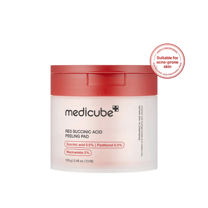 Medicube Red Succinic Acid Peeling Pad v bielej nádobe s červeným vrchnákom, navrhnutá pre pokožku náchylnú na akné. Obsahuje kyselinu jantárovú, pantenol a niacínamid na zlepšenie štruktúry pokožky a jemnú exfoliáciu. Nekomedogénna formula.
