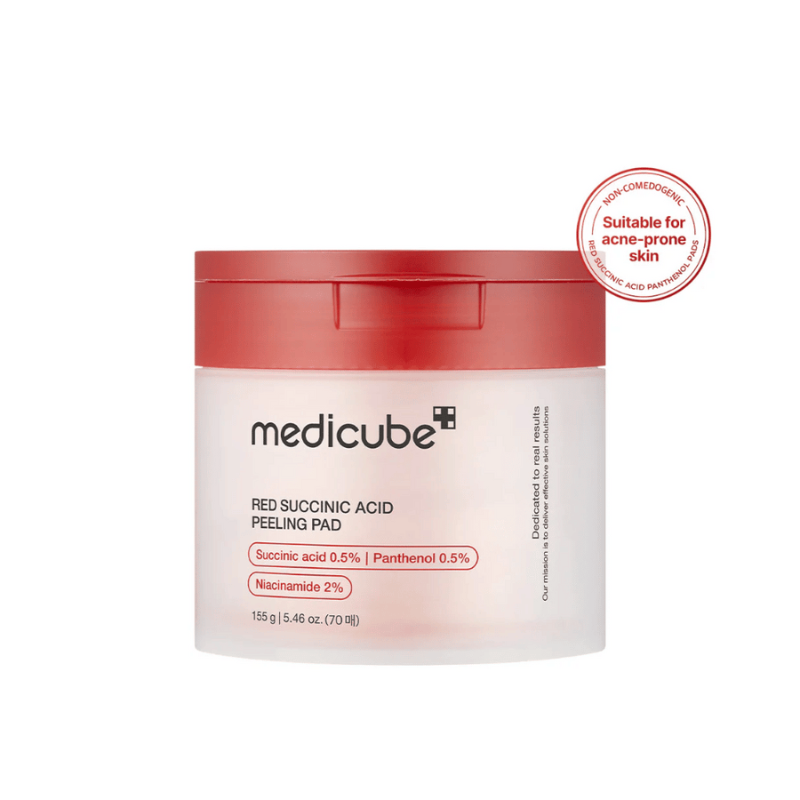 Medicube Red Succinic Acid Peeling Pad v bielej nádobe s červeným vrchnákom, navrhnutá pre pokožku náchylnú na akné. Obsahuje kyselinu jantárovú, pantenol a niacínamid na zlepšenie štruktúry pokožky a jemnú exfoliáciu. Nekomedogénna formula.