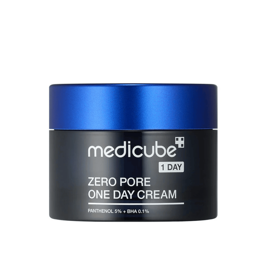 Medicube Zero Pore One Day Cream v elegantnej čiernej nádobe s modrým viečkom. Obsahuje 5 % panthenolu a 0,1 % BHA na zmenšenie veľkosti pórov a zlepšenie štruktúry pokožky. Perfektné pre každodenné použitie pre hladšiu a jasnejšiu pleť.