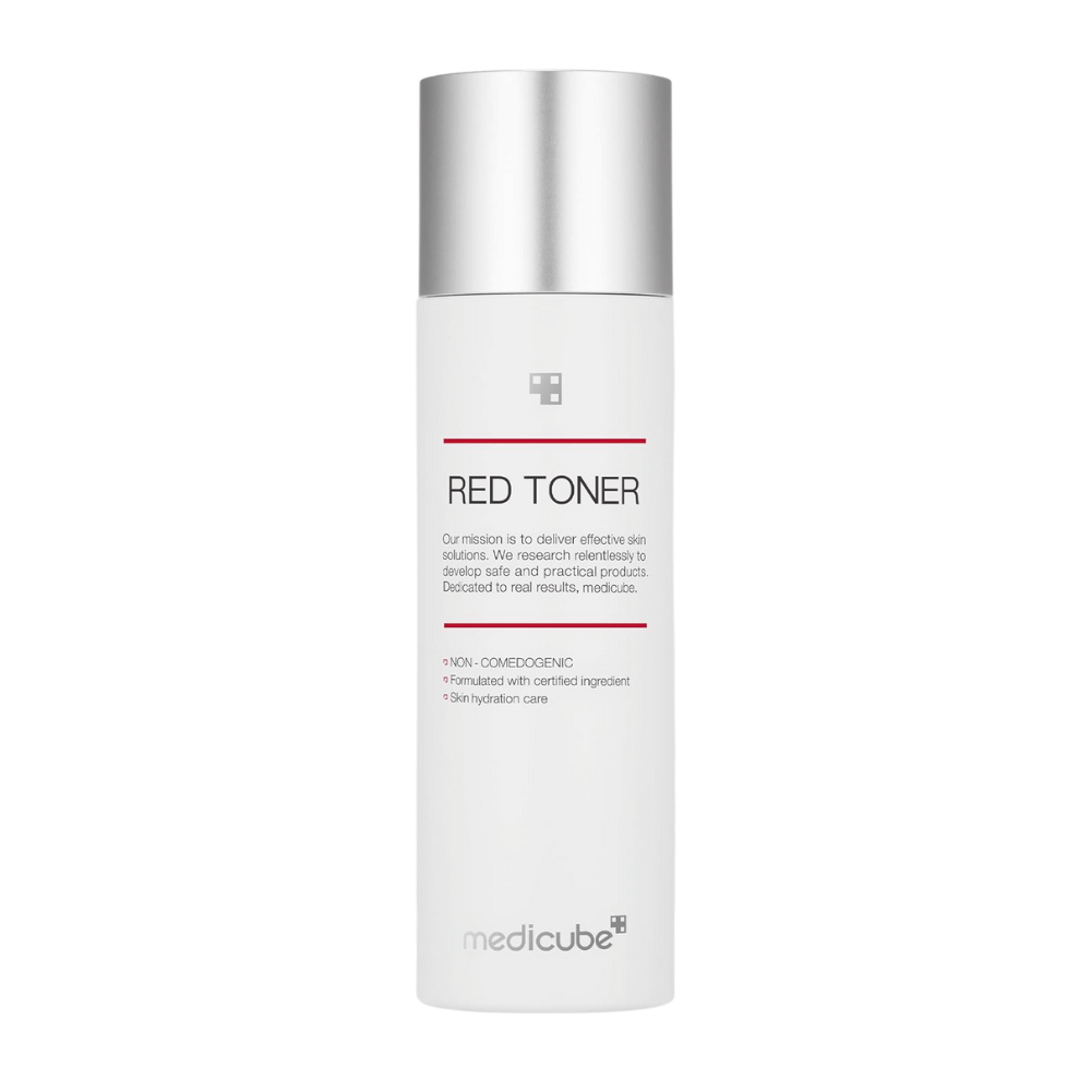 Produktový obrázok medicube Red Toner – biela fľaša so strieborným viečkom a minimalistickým dizajnom, určená pre pokožku náchylnú na akné.