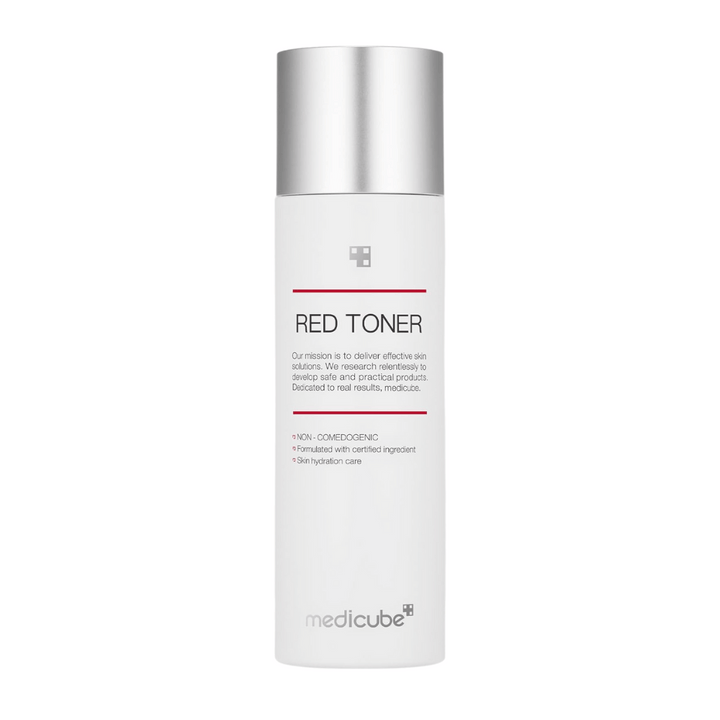 Produktový obrázok medicube Red Toner – biela fľaša so strieborným viečkom a minimalistickým dizajnom, určená pre pokožku náchylnú na akné.