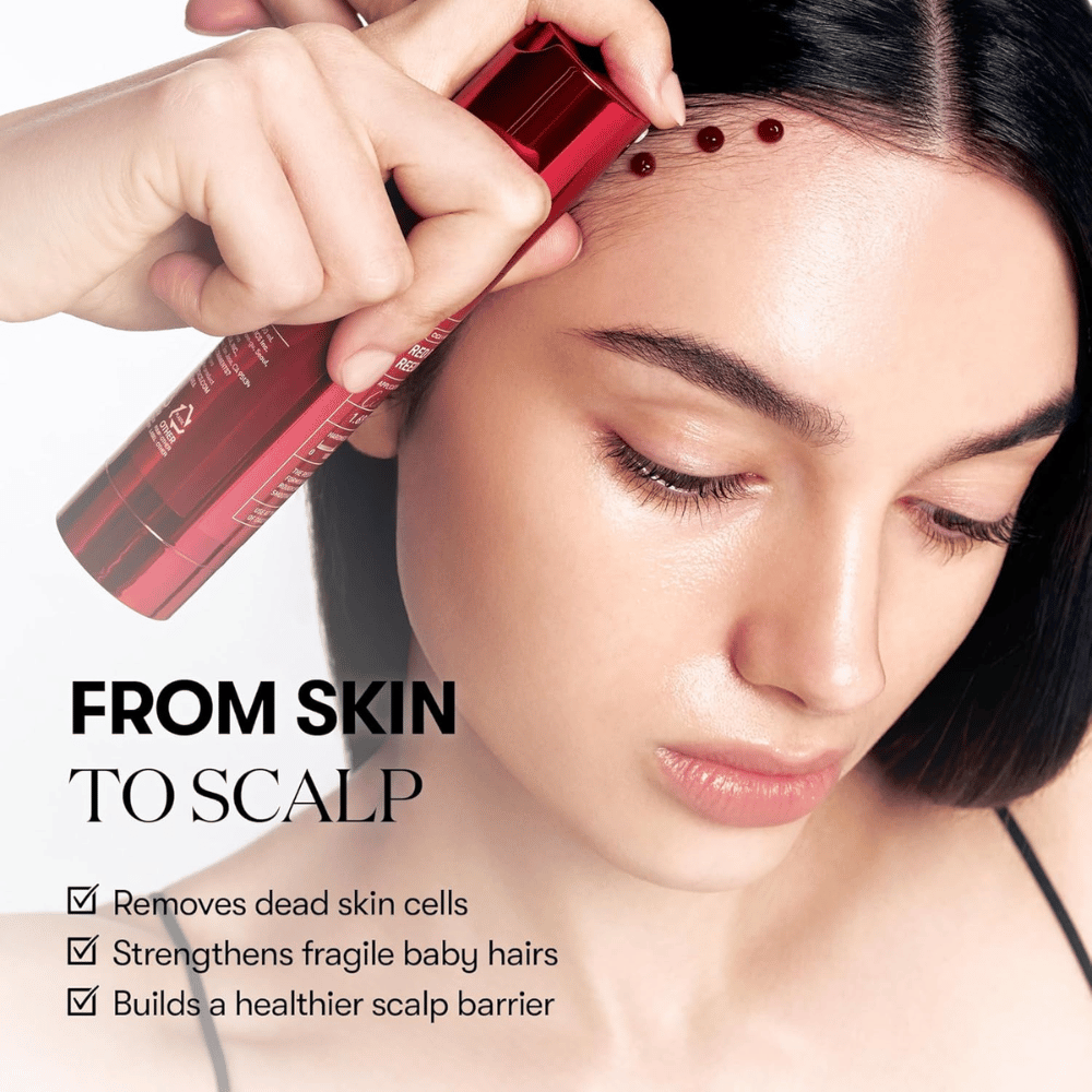 VT Cosmetics Red Booster Reedle Shot 100 sa aplikuje pozdĺž vlasovej línie a na pokožku hlavy pre exfoliáciu odumretých kožných buniek, posilnenie jemných vlasov a zlepšenie bariéry pokožky hlavy.