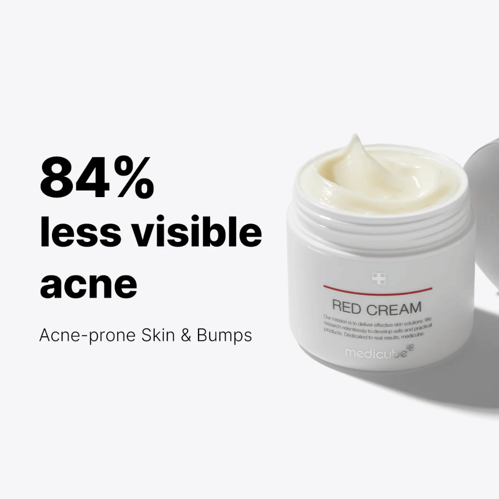 Otvorená biela nádoba s medicube Red Cream, krém pre pleť náchylnú na akné – ukazuje 84 % zníženie viditeľného akné podľa textu na obrázku.