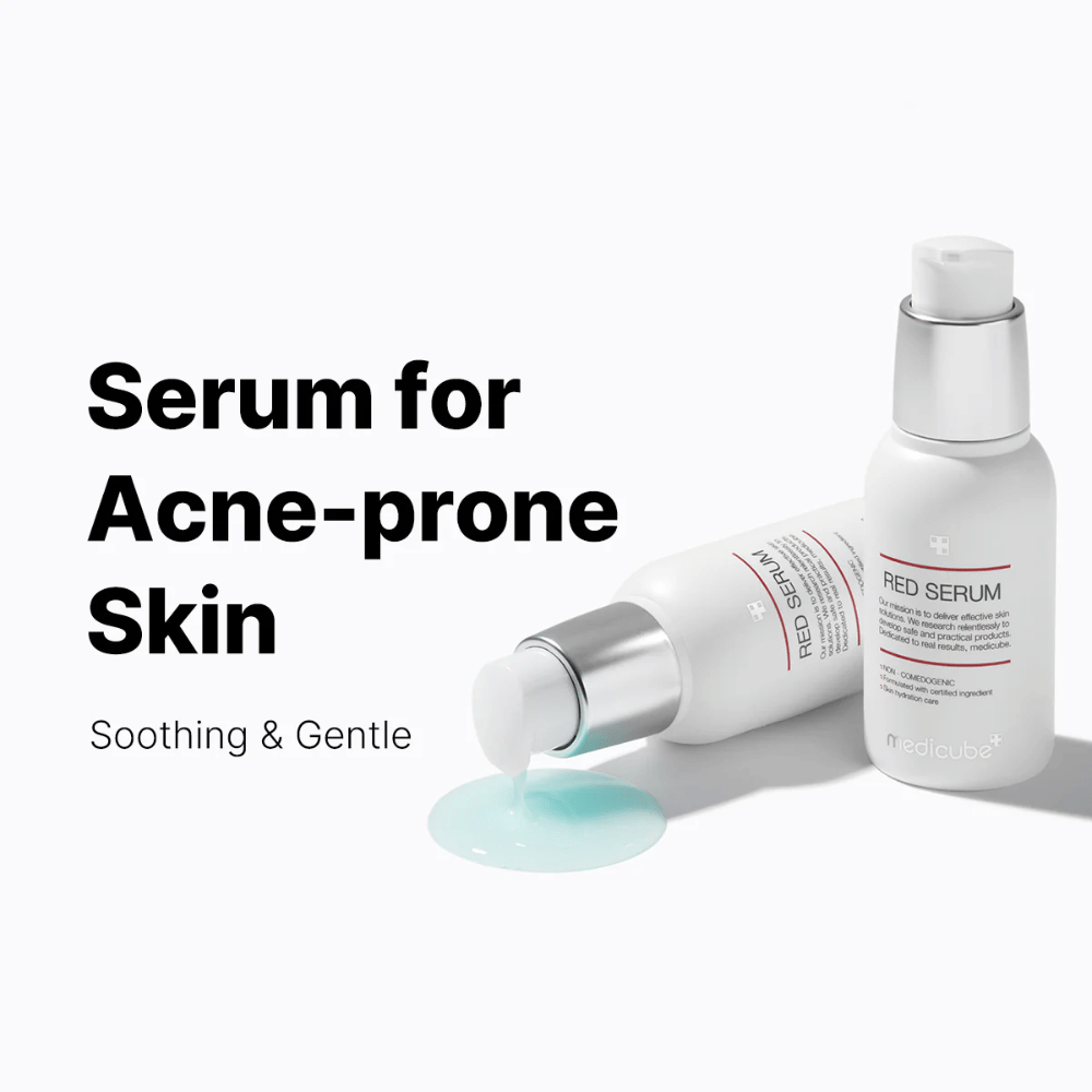 medicube Red Serum 2.0 – upokojujúce sérum v bielej pumpičke s modrastou formulou, špeciálne vyvinuté pre pleť náchylnú na akné.