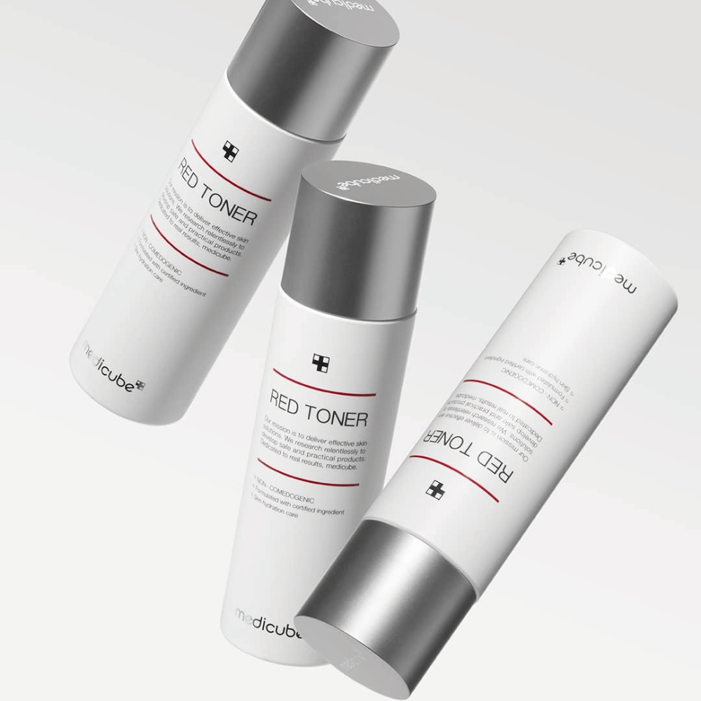 Tri fľaše medicube Red Toner so strieborným viečkom – hydratačný a póry sťahujúci toner určený pre citlivú a aknóznu pokožku.
