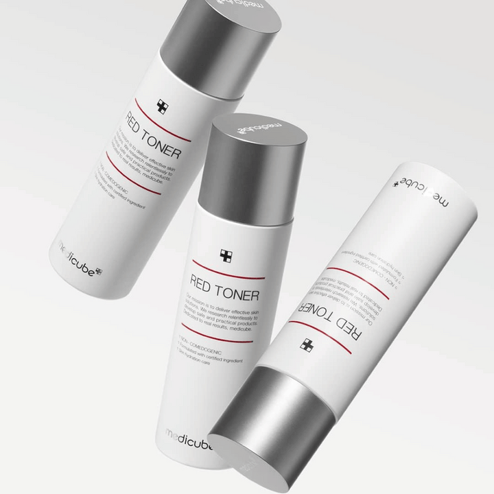 Tri fľaše medicube Red Toner so strieborným viečkom – hydratačný a póry sťahujúci toner určený pre citlivú a aknóznu pokožku.