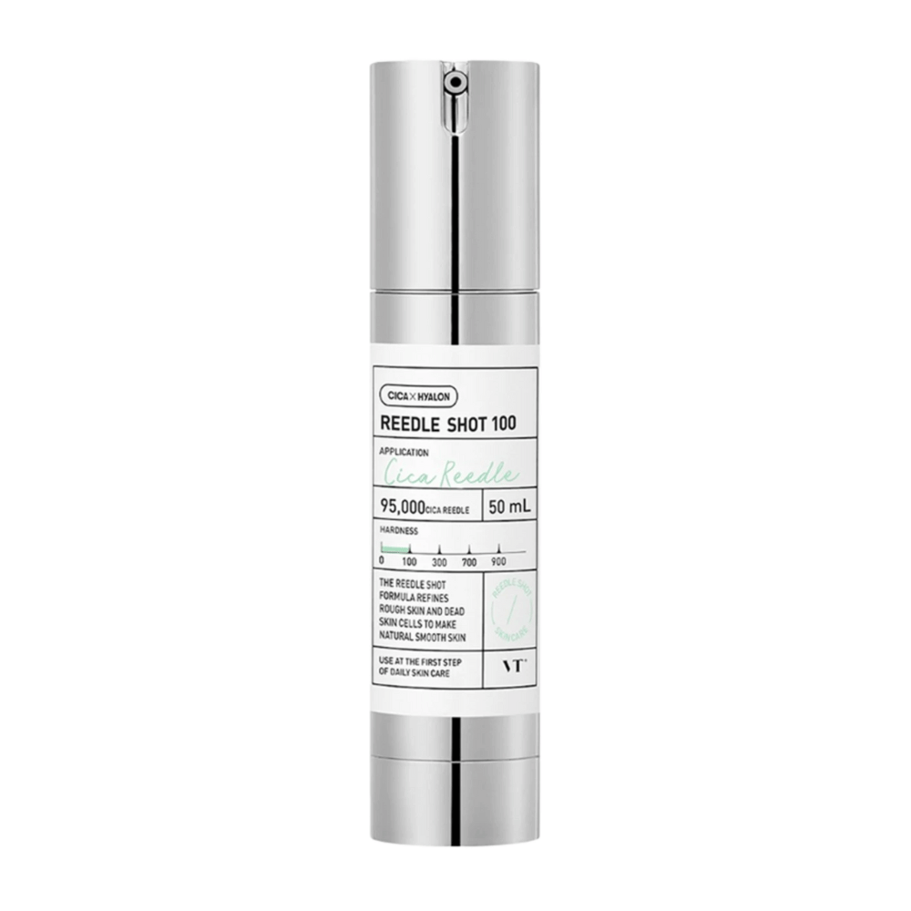 Fľaša s Reedle Shot 100 stojí na bielom pozadí. Produkt má elegantnú, striebornú pumpičku s jasným označením a informáciami o obsahu, ktorý obsahuje 95 000 Cica Reedle. Je navrhnutý na vyhladenie a zlepšenie štruktúry pokožky.