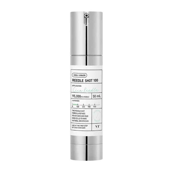Fľaša s Reedle Shot 100 stojí na bielom pozadí. Produkt má elegantnú, striebornú pumpičku s jasným označením a informáciami o obsahu, ktorý obsahuje 95 000 Cica Reedle. Je navrhnutý na vyhladenie a zlepšenie štruktúry pokožky.