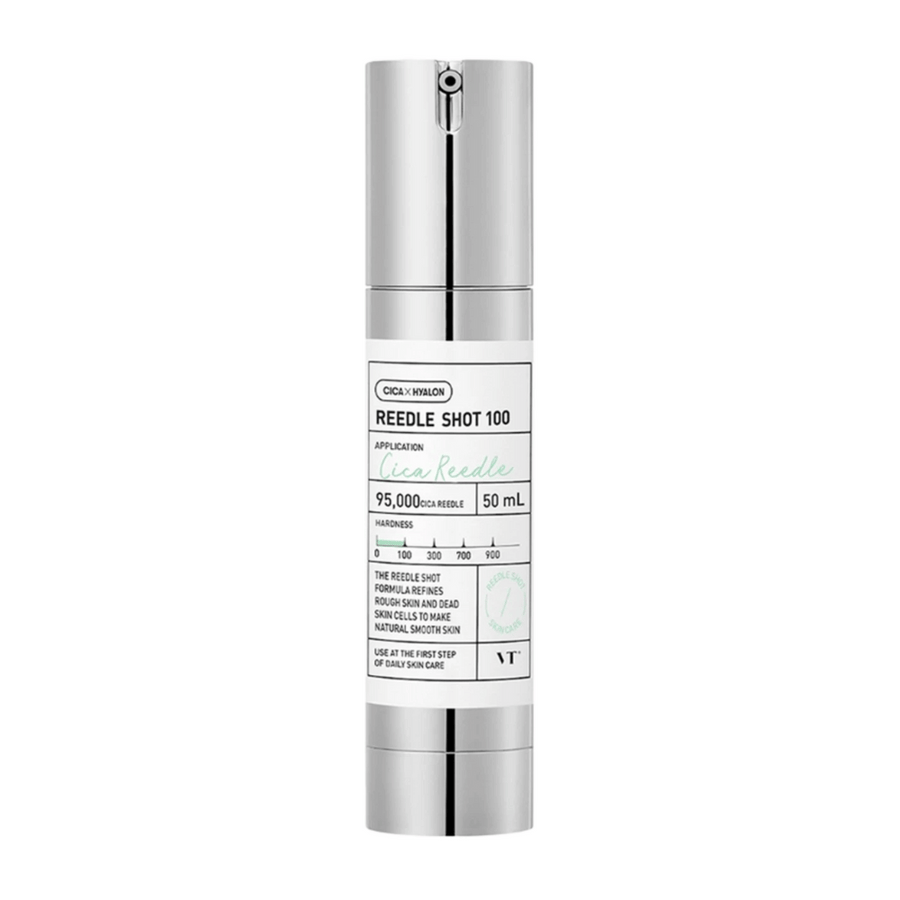 Fľaša s Reedle Shot 100 stojí na bielom pozadí. Produkt má elegantnú, striebornú pumpičku s jasným označením a informáciami o obsahu, ktorý obsahuje 95 000 Cica Reedle. Je navrhnutý na vyhladenie a zlepšenie štruktúry pokožky.