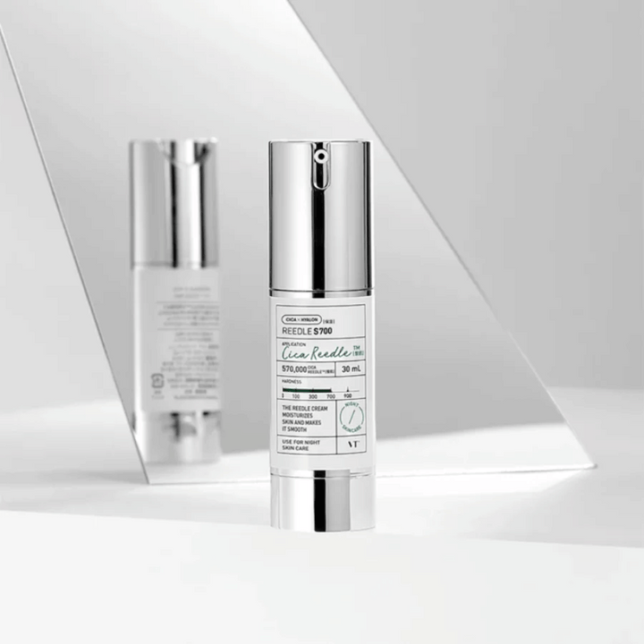 Reedle Shot 700 je sérum na starostlivosť o pleť v elegantnej strieborno-bielej fľaši. Obsahuje 570 000 Cica Reedle, určené na hydratáciu a zdokonalenie pokožky. Produkt sa odporúča na nočné použitie a je súčasťou dennej starostlivosti o pleť.