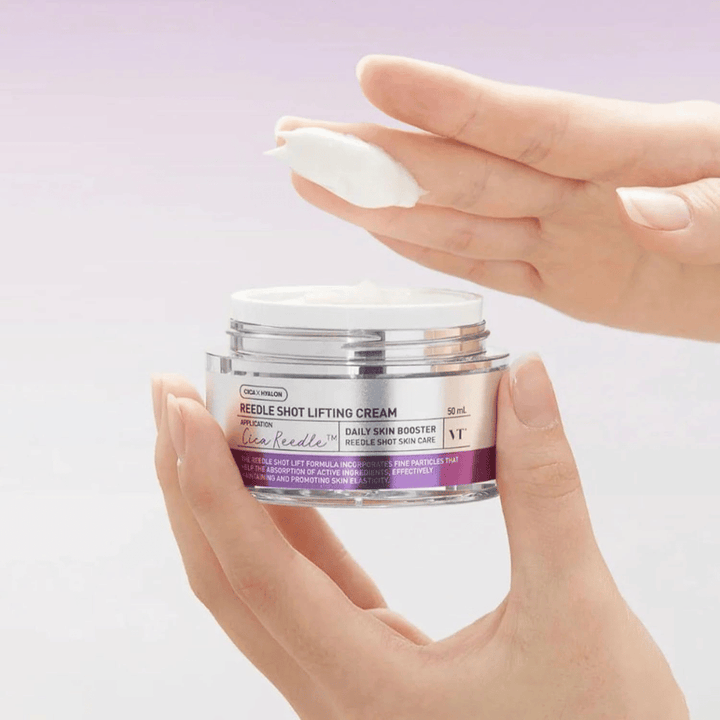VT Cosmetics Reedle Shot Lifting Cream krémová textúra sa aplikuje na pleť pre anti-aging efekt, zvýšenú pružnosť a hĺbkovú hydratáciu.