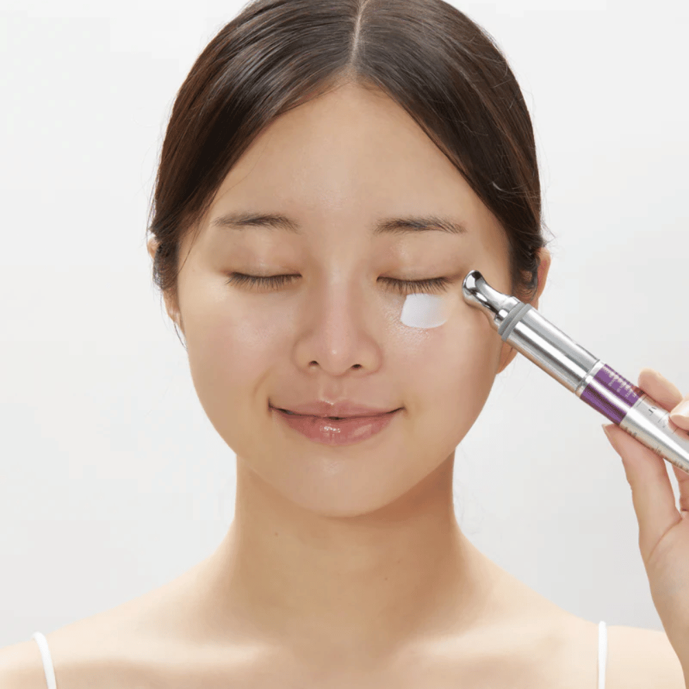 VT Cosmetics Reedle Shot Lifting Eye Cream aplikujte pod oko – spevňujúci očný krém proti jemným linkám a tmavým kruhom