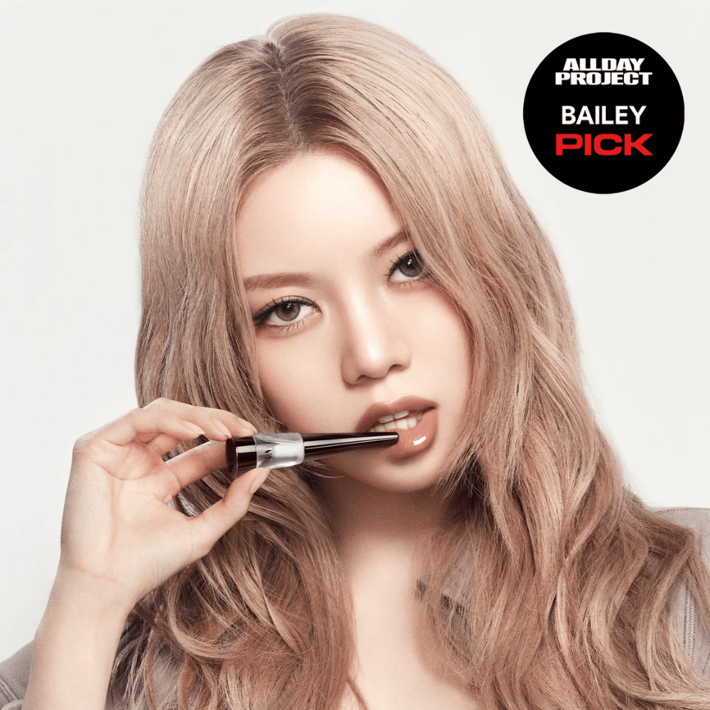 Modelka aplikuje VT Reedle Shot Lip Plumper Expert na pery, lesklý finiš a plnšie pery, označené ako Bailey Pick z All Day Project.