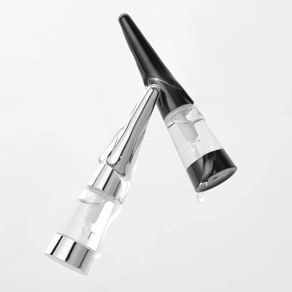 VT Cosmetics Reedle Shot Lip Plumper Beginner v priehľadnom obale so striebornými detailmi, zobrazené pod uhlom pre zvýraznenie dizajnu a formuly.