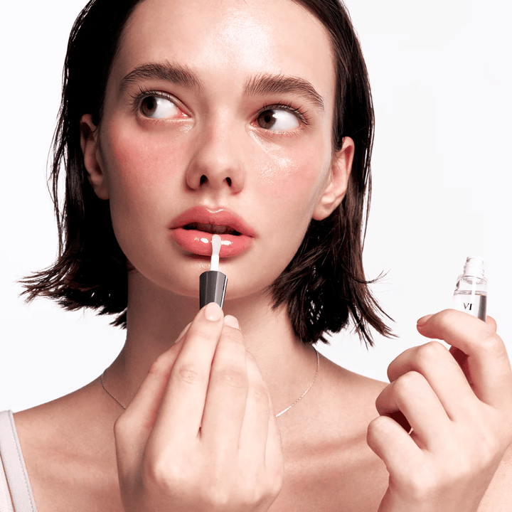 VT Cosmetics Reedle Shot Lip Plumper Beginner sa aplikuje na pery pre plnší pocit, hladší povrch pier a lesklý finiš.