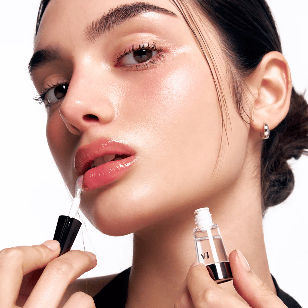 Modelka aplikuje VT Cosmetics Reedle Shot Lip Plumper Beginner na pery pre prirodzené plumping, lesk a hydratáciu s jemným pichľavým efektom.