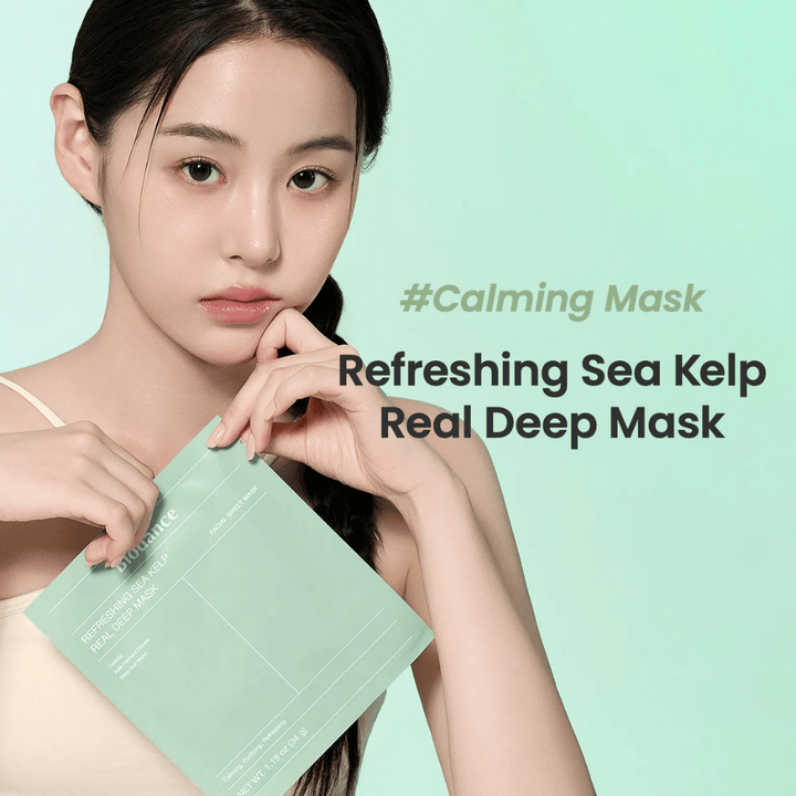 Žena so sviežou pleťou drží Refreshing Sea Kelp Real Deep Mask. Upokojujúca a hydratačná pleťová maska s morskou riasou pre žiarivú a vyváženú pokožku.