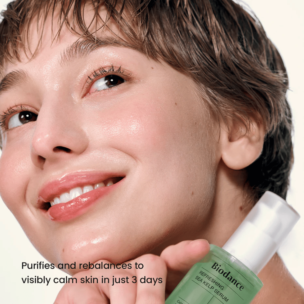 Žena s čistou a vyváženou pleťou používa Biodance Sea Kelp Serum – viditeľne upokojujúci efekt.