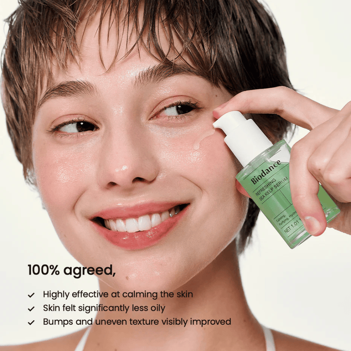 Modelka aplikuje Biodance Sea Kelp Serum – vyvažuje maz a upokojuje citlivú pleť.