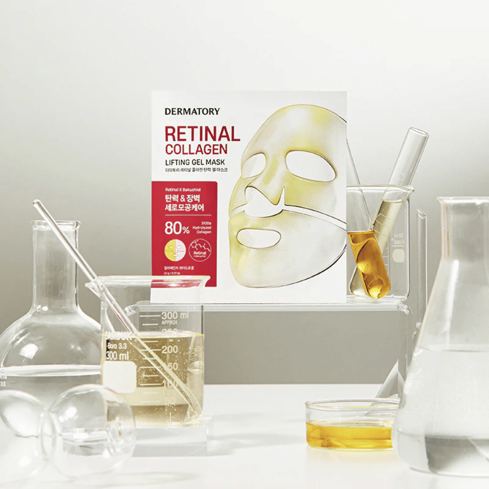Balenie Dermatory Retinal Collagen Lifting Gel Mask je zobrazené spolu s rôznymi laboratórnymi sklenenými nádobami a pipetami, čo zdôrazňuje vedeckú a vysokokvalitnú formuláciu produktu. Maska obsahuje 80% kolagénu pre liftingový a omladzujúci efekt.