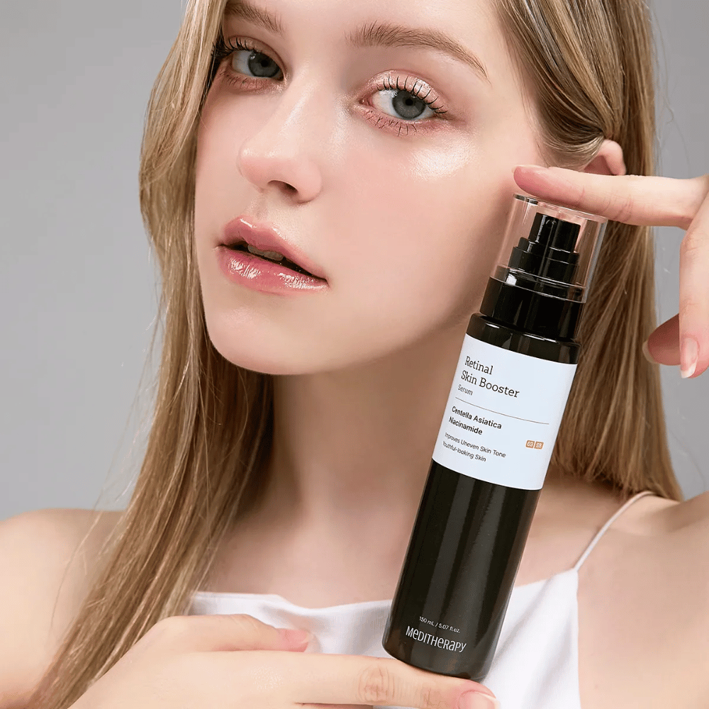 Osoba drží Meditherapy Retinal Skin Booster Serum. Pleť vyzerá hladko, hydratovane a žiarivo – výsledok retinalu a niacínamidu.