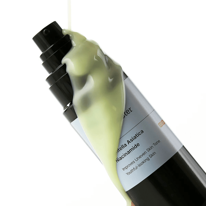 Detailný záber na Meditherapy Retinal Skin Booster Serum so žltozelenou formulou, ktorá steká po fľaši – aktívna zmes retinalu, niacínamidu a centelly.