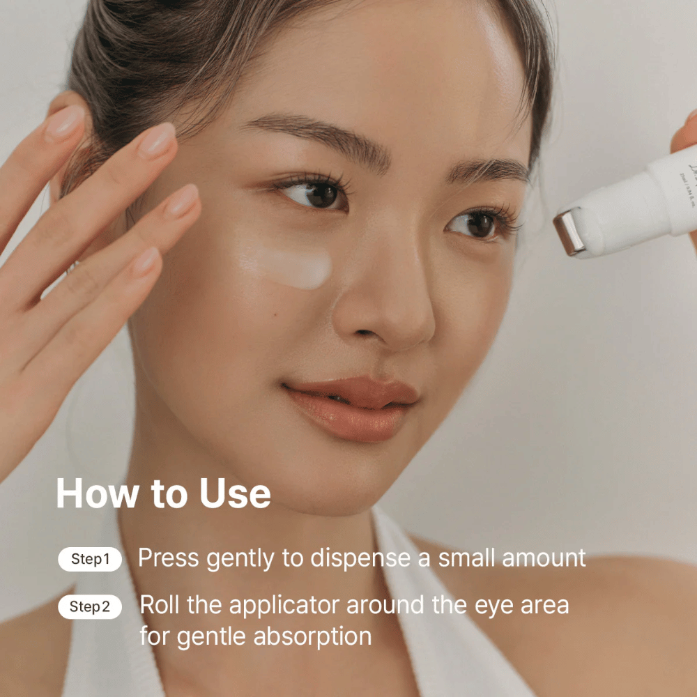 Dr. Althea Retinol Flat Iron Eye Roller sa aplikuje pod oči chladivým valčekom na zníženie tmavých kruhov, jemných liniek a opuchov.