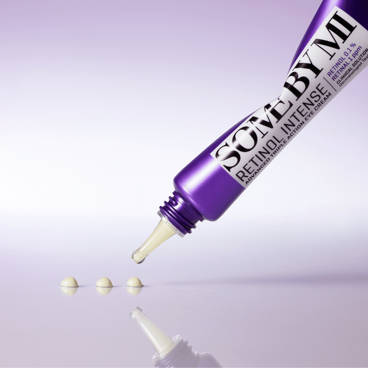 SOME BY MI Retinol Intense Eye Cream sa aplikuje z fialovej tuby – očný krém proti starnutiu s retinolom proti jemným líniám a unavenej pleti.