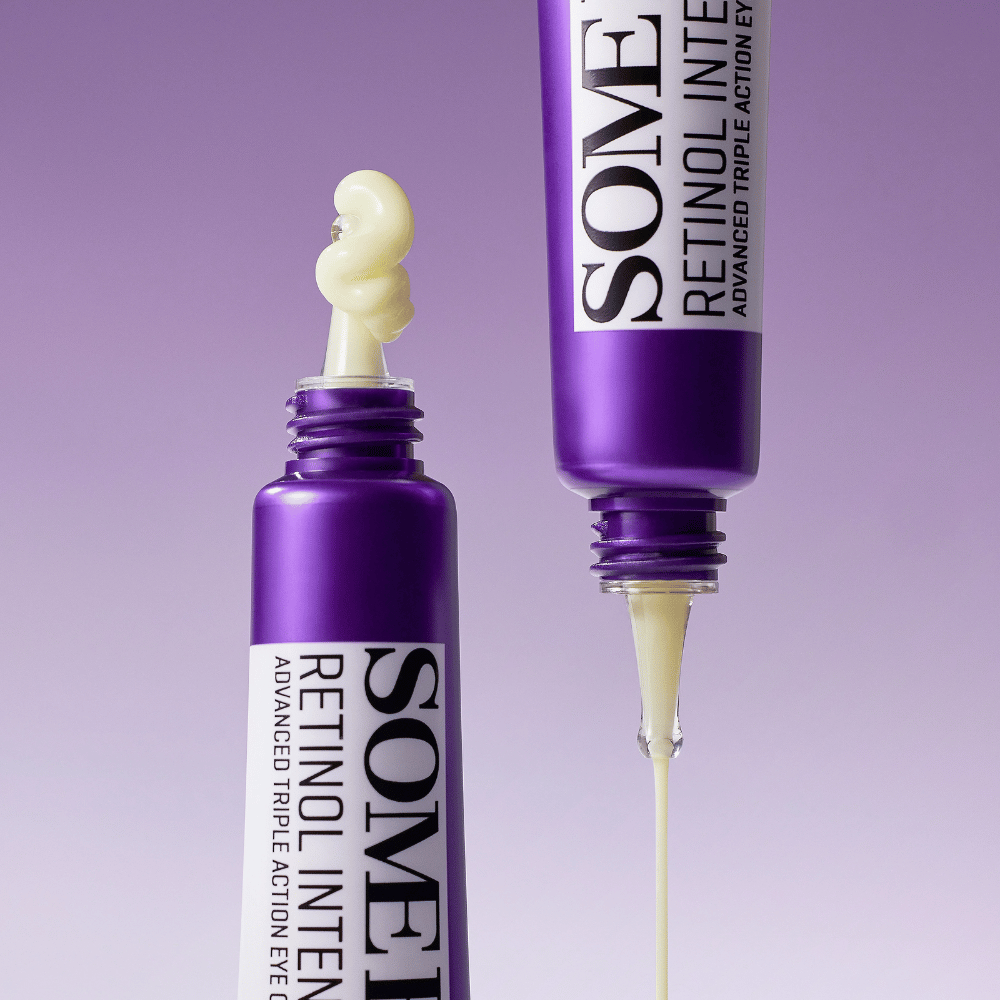SOME BY MI Retinol Intense Advanced Triple Action Eye Cream s retinolom – detailný pohľad na konzistenciu krému v fialovej tube pre zníženie vrások a tmavých kruhov.