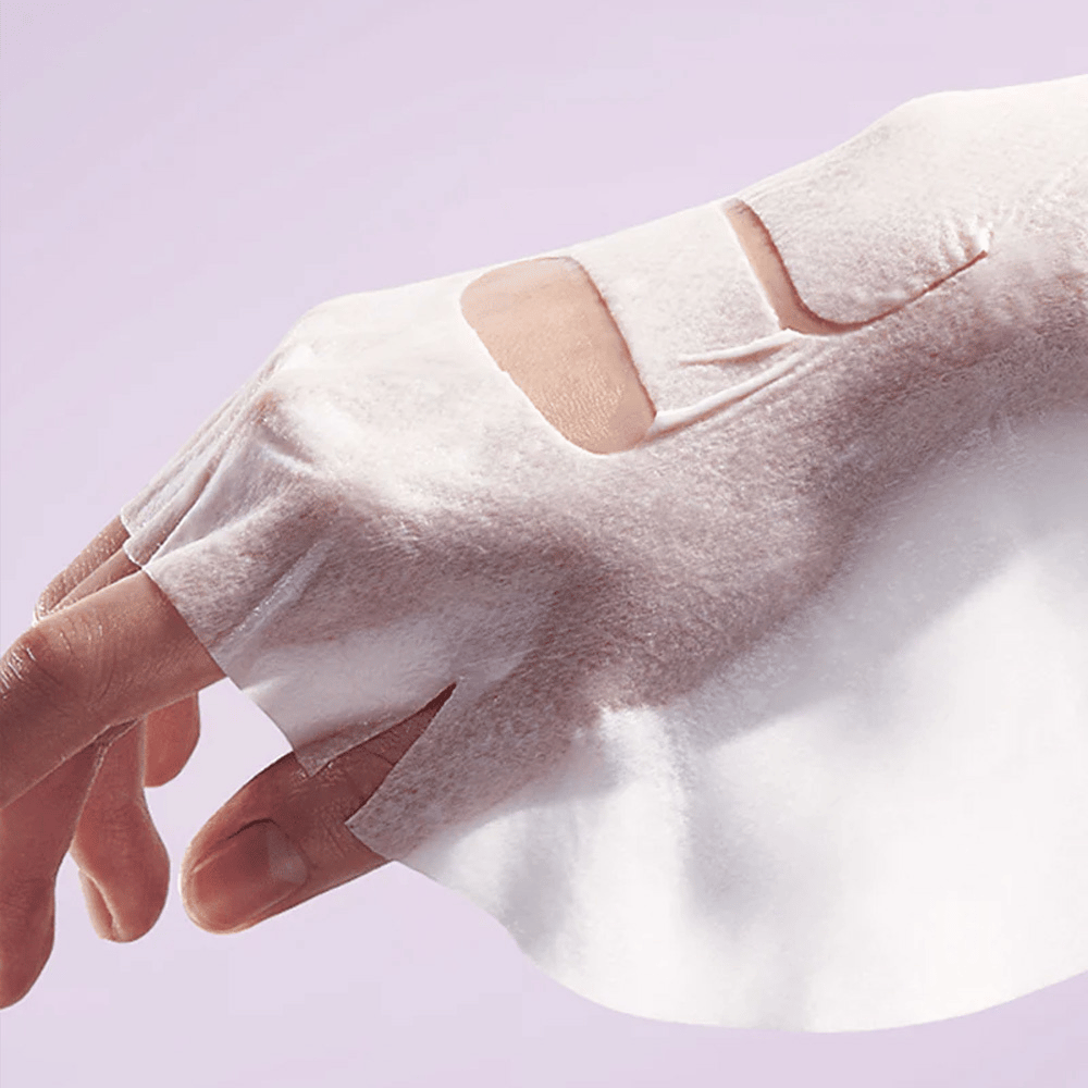 Obrázok zobrazuje ruku s aplikovanou "Retinol Intense Reactivating Mask" na pokožke. Je to kozmetický výrobok na starostlivosť o pleť.