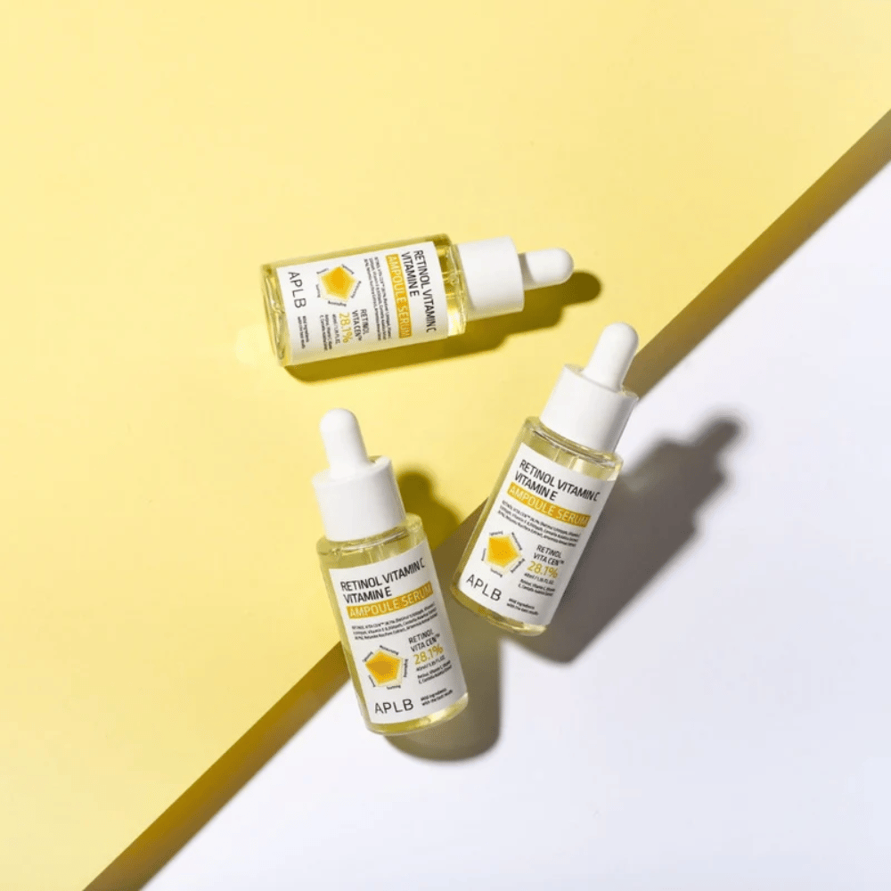 APLB Retinol Vitamin C Vitamin E Ampoule Serum na žltom a bielom pozadí