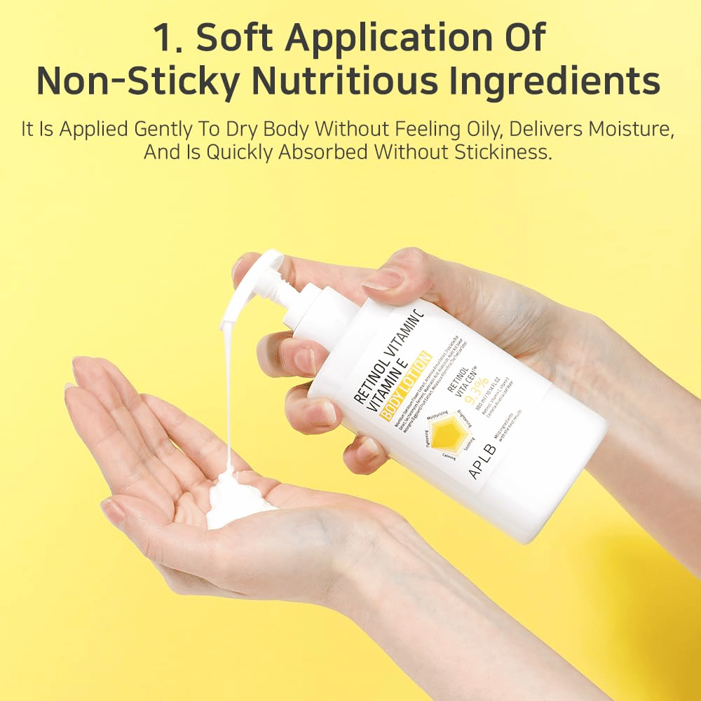 Osoba si pumpuje lotion do ruky. Obrázok ukazuje konzistenciu a aplikáciu so zameraním na to, že produkt je ľahký, hydratačný a nelepivý.