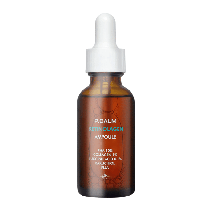 Produktová fotografia P.CALM Retinolagen Ampoule na svetlom pozadí. Hnedá sklenená fľaštička s pipetou a minimalistickým dizajnom pôsobí klinicky a profesionálne.