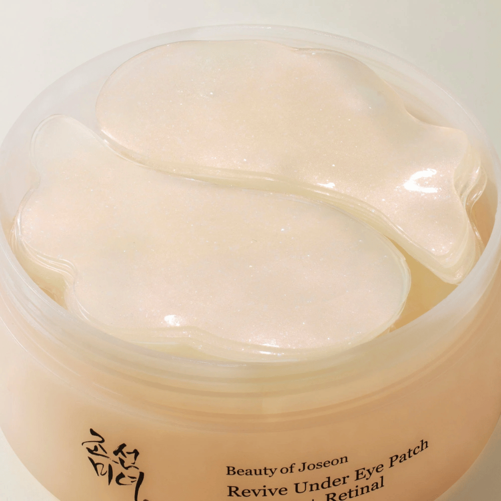 Prehľadový záber na Beauty of Joseon Revive Under Eye Patch v nádobe s viacerými gélovými náplasťami, kórejská očná starostlivosť pre suchosť, jemné linky a unavenú pokožku okolo očí.
