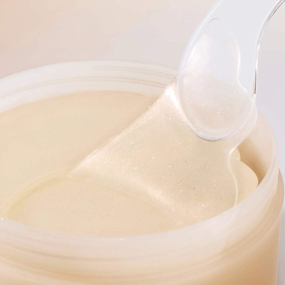 Špachtľa zdvíha Beauty of Joseon under eye patch z nádoby, hydrogelové náplasti s ženšenom a retinalom pre anti-age a očnú starostlivosť.