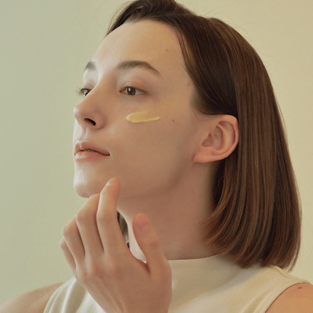obrázok modelu, ktorý aplikuje Beauty of Joseon Revive Eye Serum pod oko – anti-age sérum s ginsengom a retinalom.