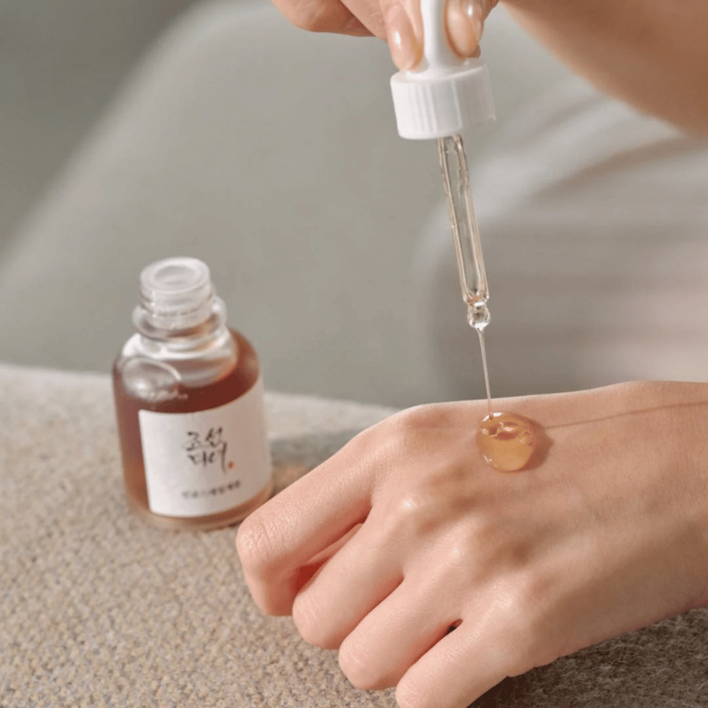 Pipeta kvapká Beauty of Joseon Revive Serum Ženšen + slimačí mucín na pokožku – kórejské sérum pre elasticitu a hydratáciu.
