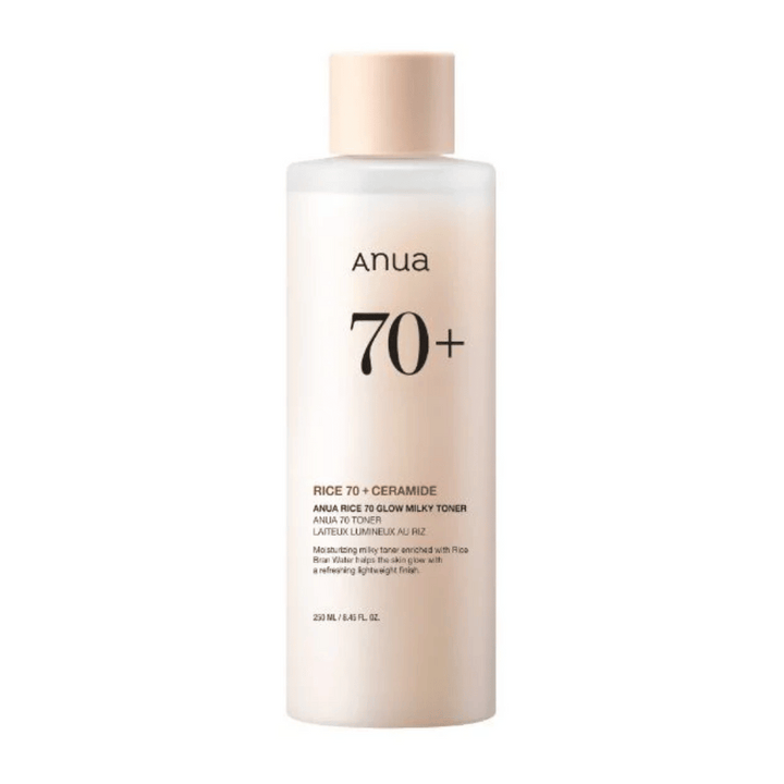 Fľaša "Anua 70+ Rice Ceramide Milky Toner". Tento toner je formulovaný na rozjasnenie a dodanie lesku pleti, obohatený o ryžovú vodu a ceramidy. Balenie je jednoduché a elegantné s jemným béžovým tónom a nenápadnou etiketou.