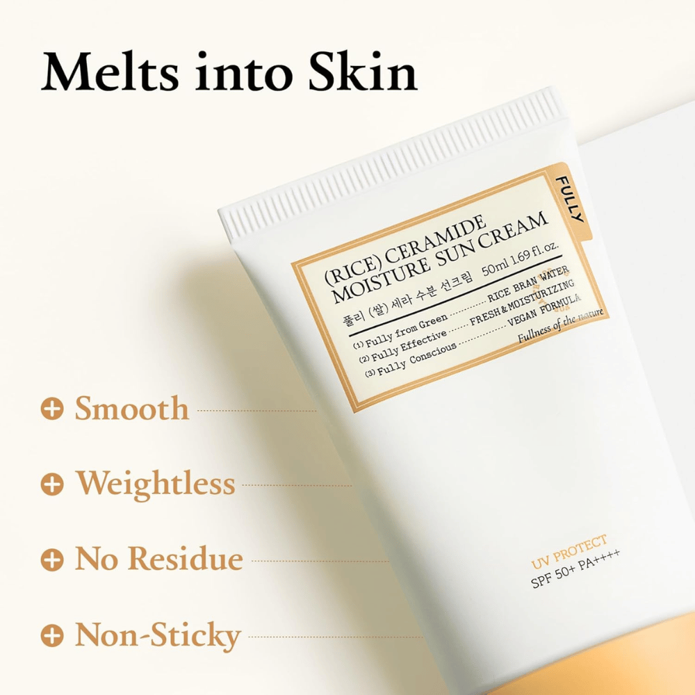 Reklamný vizuál pre FULLY Rice Ceramide Moisture Sun Cream, ktorý zdôrazňuje ľahkú a rýchlo sa vstrebávajúcu formulu. Dôraz sa kladie na pocit na pokožke s odkazom, že produkt sa vstrebáva bez lepivosti, bieleho filmu alebo ťažkého finišu.