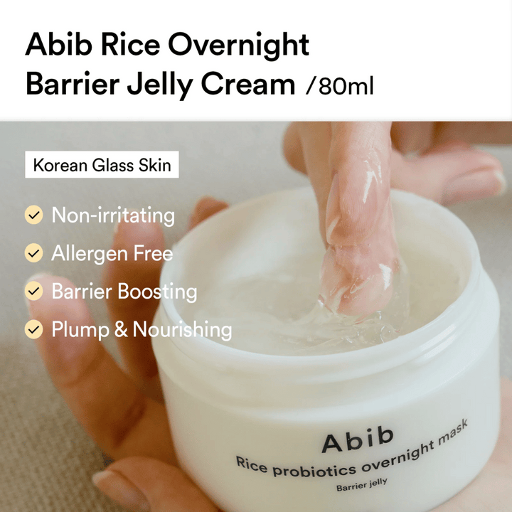 Ruka namáča prst do Abib Rice Probiotics Overnight Mask – krém podobný gélu, ktorý je propagovaný ako neiritujúci, bez alergénov, posilňujúci kožnú bariéru a hlboko vyživujúci.