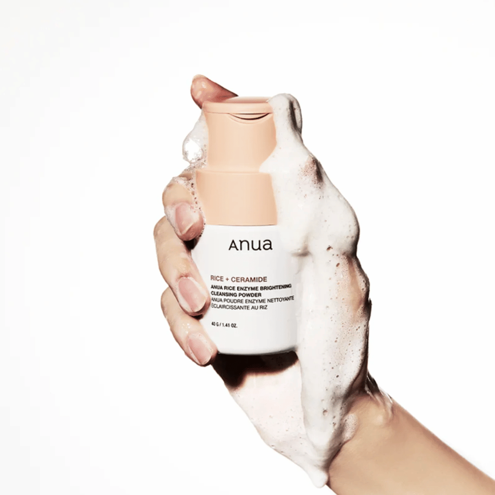 Anua Rice Enzyme Brightening Cleansing Powder je čistiaci produkt, ktorý obsahuje ryžu a ceramidy. Je navrhnutý tak, aby poskytoval jemnú exfoliáciu a rozjasnenie pleti. Produkt rozpúšťa nečistoty a odumreté kožné bunky, aby zanechal pleť čistú a sviežu. Ideálny pre každodenné použitie, pomáha zlepšiť textúru pleti a zabezpečiť rovnomernejší tón.