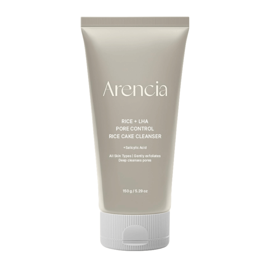 Arencia Rice + LHA Pore Control Rice Cake Cleanser v celkovom zábere na bielom pozadí, kórejský čistiaci prostriedok na tvár s ryžou a LHA pre jemnú exfoliáciu a vyváženú pleť.