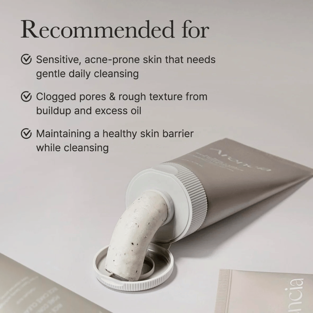 Arencia Rice + LHA Pore Control Rice Cake Cleanser v tube s vytlačeným produktom, ukazuje krémovú konzistenciu prispôsobenú pre citlivú a aknóznu pokožku.