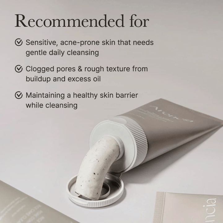 Arencia Rice + LHA Pore Control Rice Cake Cleanser v tube s vytlačeným produktom, ukazuje krémovú konzistenciu prispôsobenú pre citlivú a aknóznu pokožku.