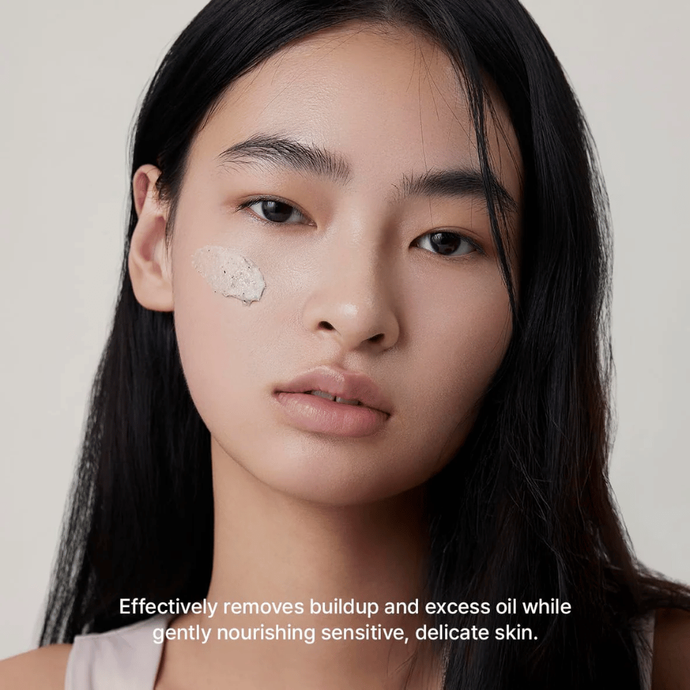 Model s Arencia Rice + LHA Pore Control Rice Cake Cleanser aplikovaný na líce, jemné čistenie tváre, ktoré efektívne odstraňuje nečistoty a prebytočný maz bez vysušenia pokožky.