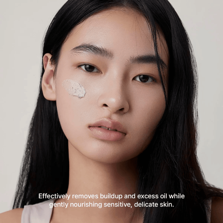 Model s Arencia Rice + LHA Pore Control Rice Cake Cleanser aplikovaný na líce, jemné čistenie tváre, ktoré efektívne odstraňuje nečistoty a prebytočný maz bez vysušenia pokožky.