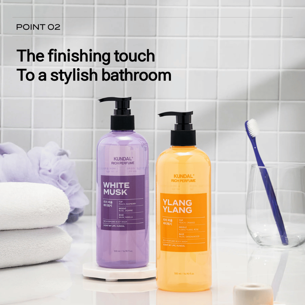 3. KUNDAL Rich Perfume Body Wash White Musk & Ylang Ylang – dva sprchové gély v štýlovom kúpeľňovom prostredí