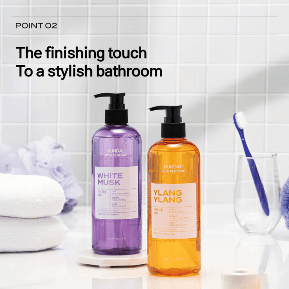 5. KUNDAL Rich Perfume Shampoo White Musk & Ylang Ylang – dva parfumované šampóny v štýlovom kúpeľňovom prostredí